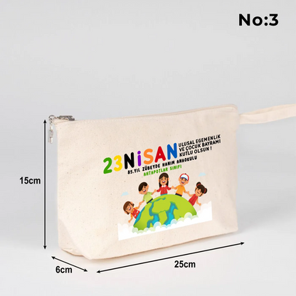 25x15x6 cm krem renkli fermuarlı kumaş kalemlik üzerinde renkli “23 Nisan Ulusal Egemenlik ve Çocuk Bayramı Kutlu Olsun” yazılı, dünya figürü etrafında çocuk illüstrasyonları bulunan baskı