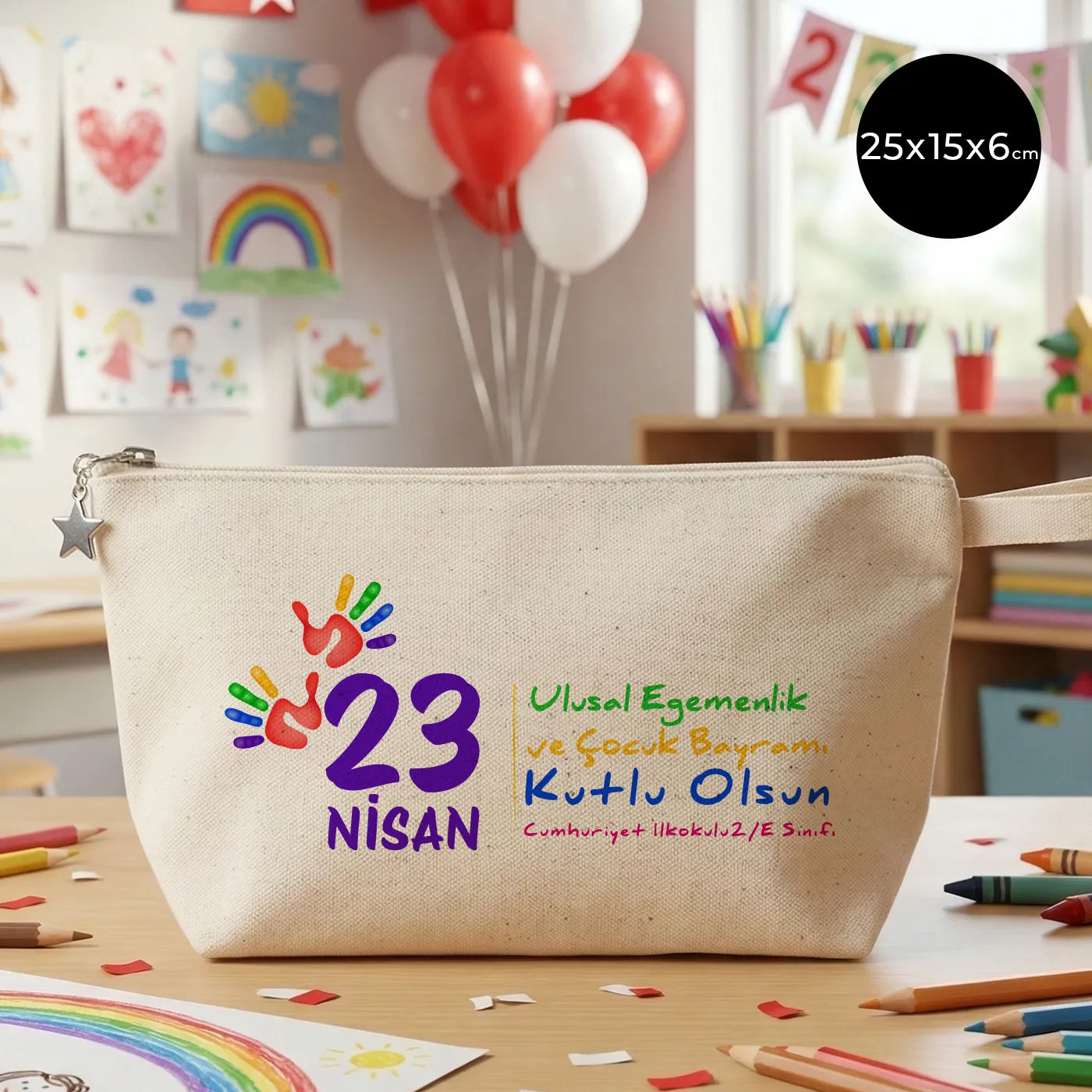 25x15x6 cm krem renkli fermuarlı kumaş kalemlik üzerinde yıldız fermuar ucu detayı, renkli “23 Nisan Ulusal Egemenlik ve Çocuk Bayramı Kutlu Olsun” yazılı baskı ve el izi figürleri