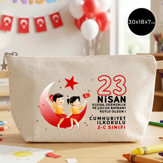 30x18x7 cm krem renkli fermuarlı kumaş çanta üzerinde yıldız fermuar ucu detayı, ay yıldız üzerinde oturan iki çocuk illüstrasyonu ve “23 Nisan Ulusal Egemenlik ve Çocuk Bayramı” yazılı baskı