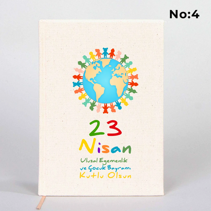 14x20 cm bez kaplı defter üzerinde renkli “23 Nisan Kutlu Olsun” yazı tasarımı bulunan çocuk temalı hediye defter.