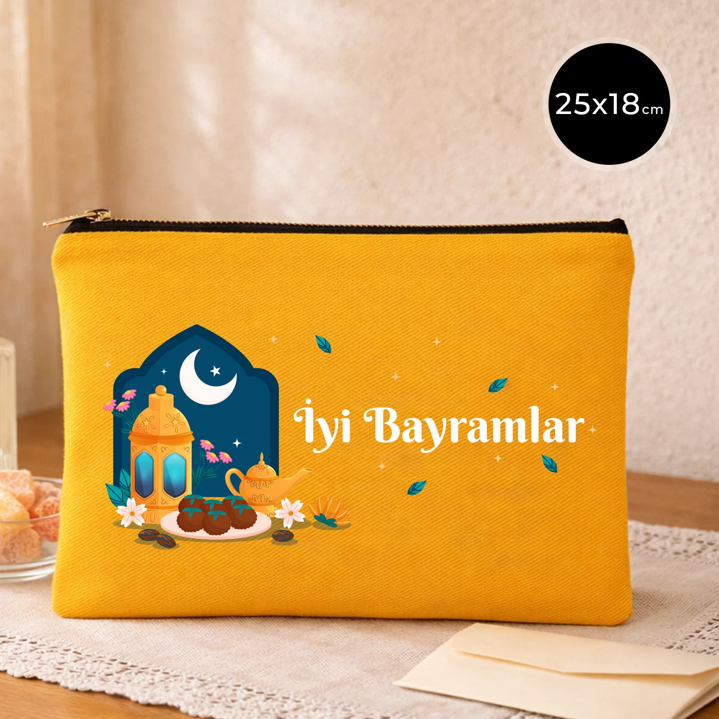 Sarı kanvas 25x18 cm elde taşınabilir clutch, siyah fermuarlı, fenerli Bayram tasarımlı “İyi Bayramlar” yazılı çanta