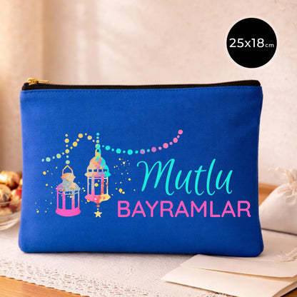Saks mavisi kanvas 25x18 cm elde taşınabilir clutch, siyah fermuarlı, fener motifli “Mutlu Bayramlar” yazılı çanta