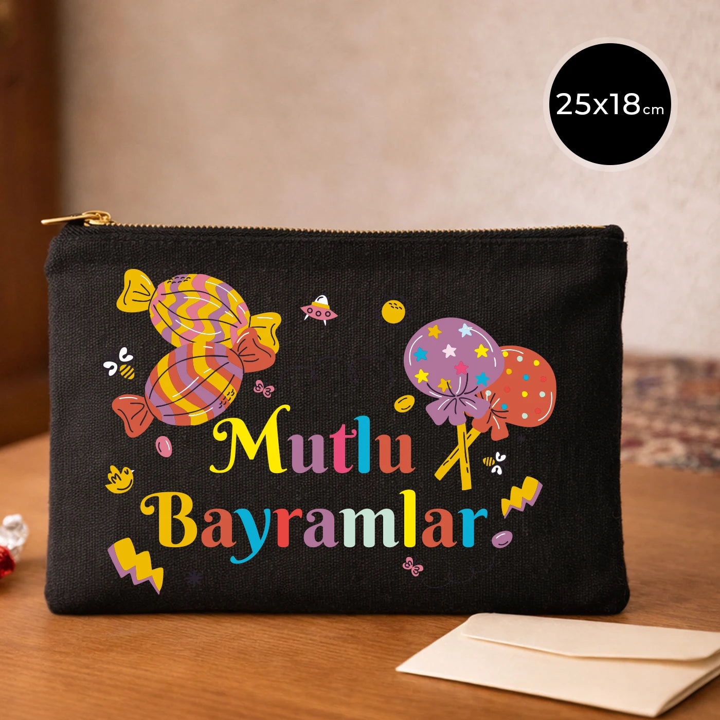 Bayram temalı 25x18 cm siyah fermuarlı clutch pouch; eğlenceli şeker desenleri ve büyük “Mutlu Bayramlar” yazısı