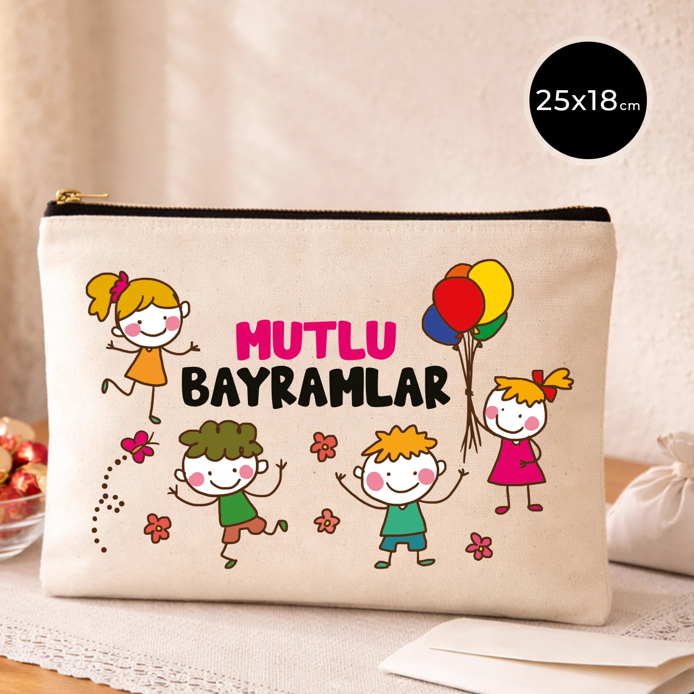 25x18 cm krem kanvas clutch çanta, siyah fermuarlı, çocuk figürlü ve balon desenli “Mutlu Bayramlar” baskılı