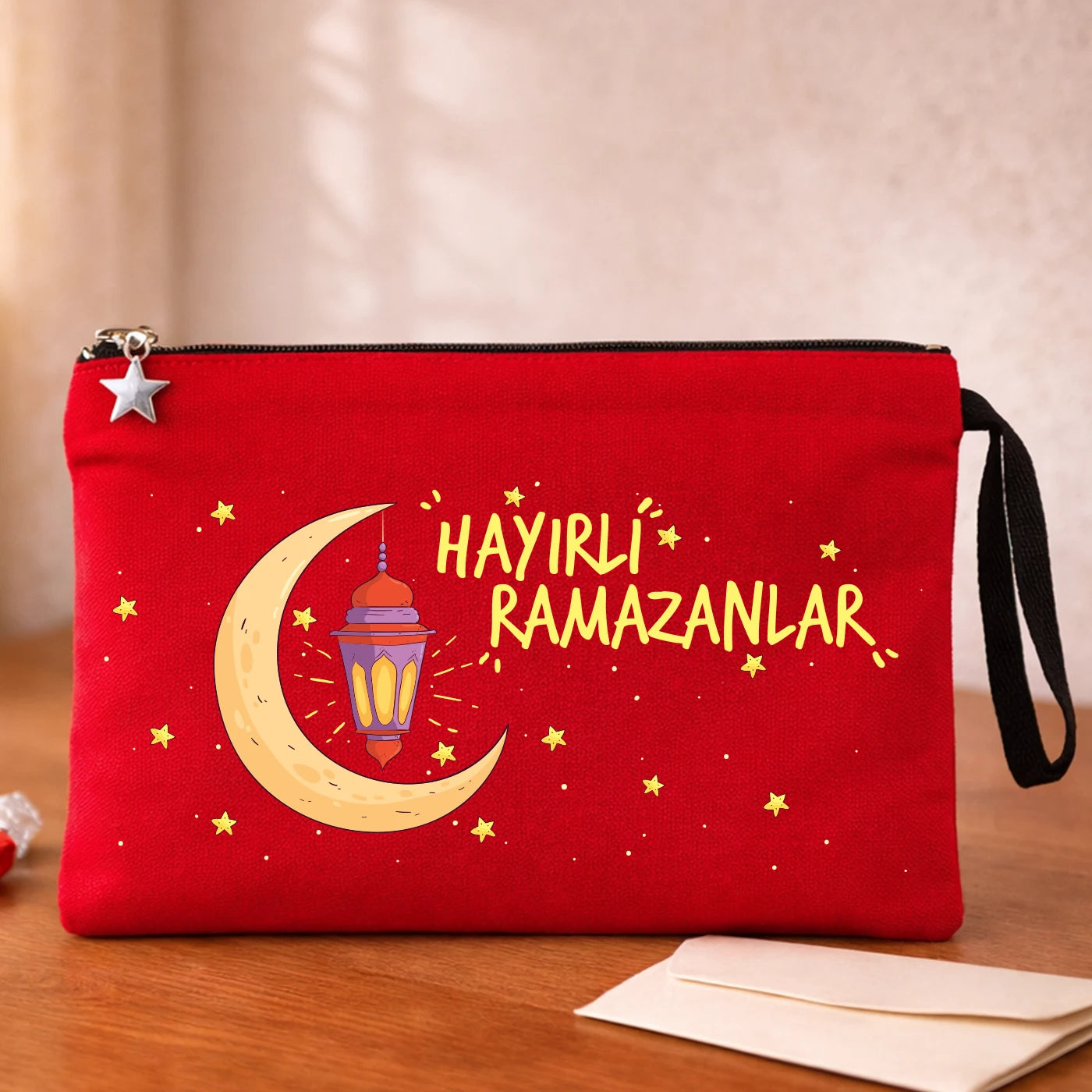 25x18 cm kırmızı kanvas clutch çanta, “Hayırlı Ramazanlar” yazılı ay–fener baskılı, siyah bilek askılı