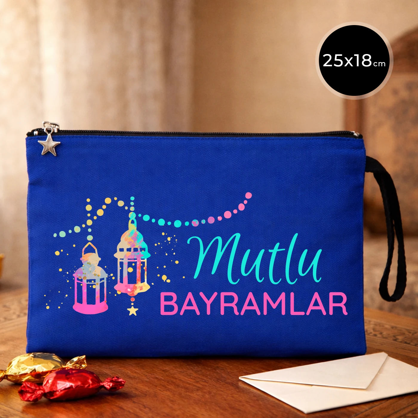 Bayram temalı 25x18 cm fermuarlı clutch pouch; turkuaz–pembe “Mutlu Bayramlar” yazısı, pastel ışıklar ve fener illüstrasyonu, siyah bilek askılı