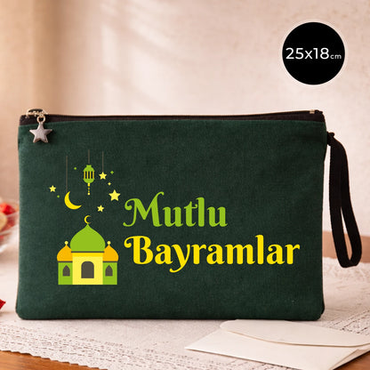 Bayram temalı 25x18 cm yeşil fermuarlı clutch pouch; cami illüstrasyonu ve sarı-yeşil “Mutlu Bayramlar” yazısı
