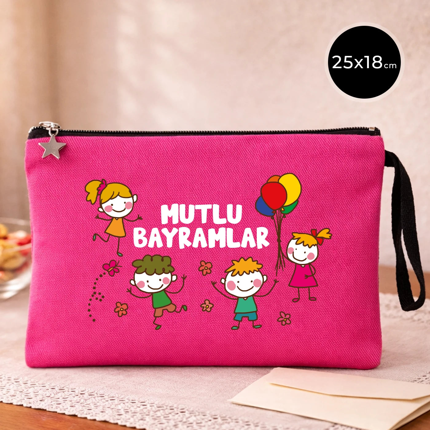 25x18 cm fuşya kanvas clutch çanta, çocuk figürlü “Mutlu Bayramlar” baskılı, siyah bilek askılı