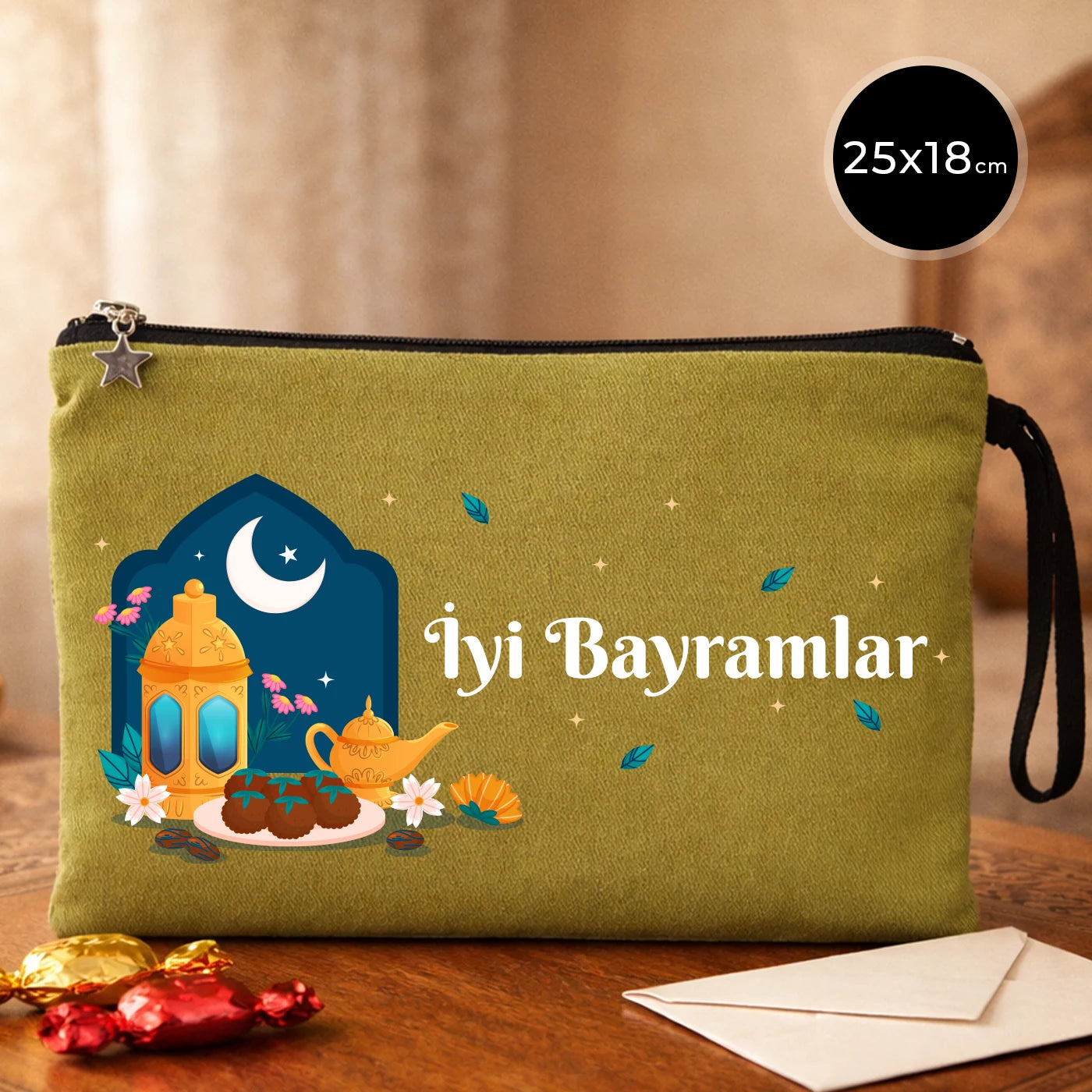Bayram temalı 25x18 cm fermuarlı clutch pouch; lacivert kemer formunda fener tasarımı, küçük yaprak ve yıldız detayları, “İyi Bayramlar” yazılı, premium görünüm
