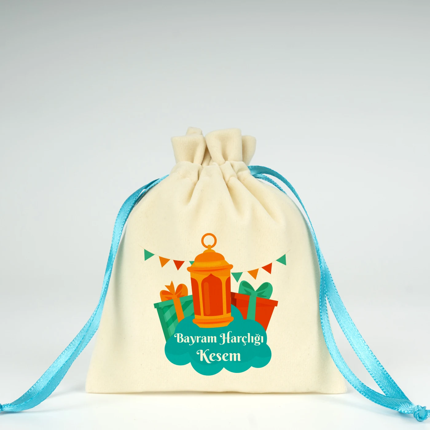 10x13 cm ölçülerinde, turkuaz büzgü ipli, şeker desenli ‘Harçlık Kesem’ baskılı bez harçlık kese
