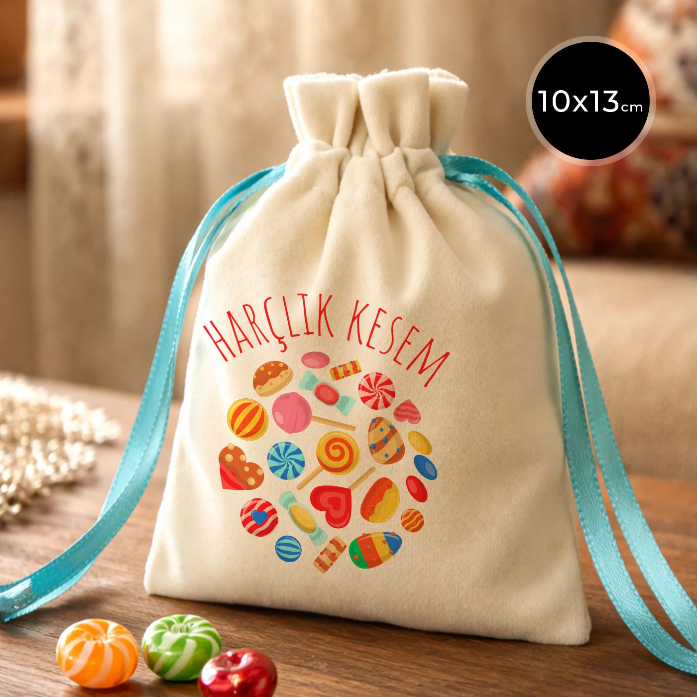 10x13 cm ölçülerinde, turkuaz büzgü ipli, şeker desenli ‘Harçlık Kesem’ baskılı bez harçlık kesesi