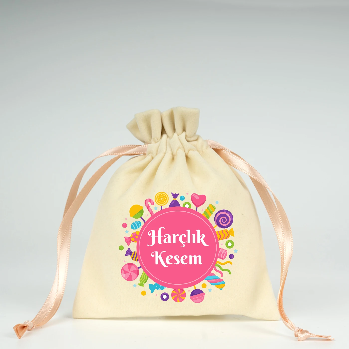 10x13 cm ölçülerinde, pembe büzgü ipli, ev figürlü Harçlık Kesesi baskılı bez harçlık kesesi