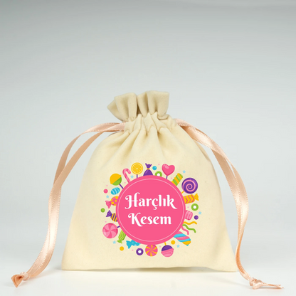 10x13 cm ölçülerinde, pembe büzgü ipli, ev figürlü Harçlık Kesesi baskılı bez harçlık kesesi