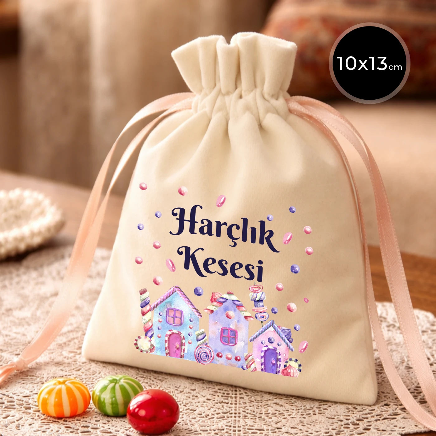 10x13 cm ölçülerinde, pembe büzgü ipli, ev figürlü ‘Harçlık Kesesi’ baskılı bez harçlık kesesi
