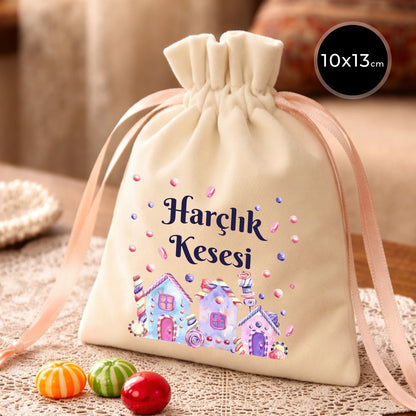 10x13 cm ölçülerinde, pembe büzgü ipli, ev figürlü ‘Harçlık Kesesi’ baskılı bez harçlık kesesi
