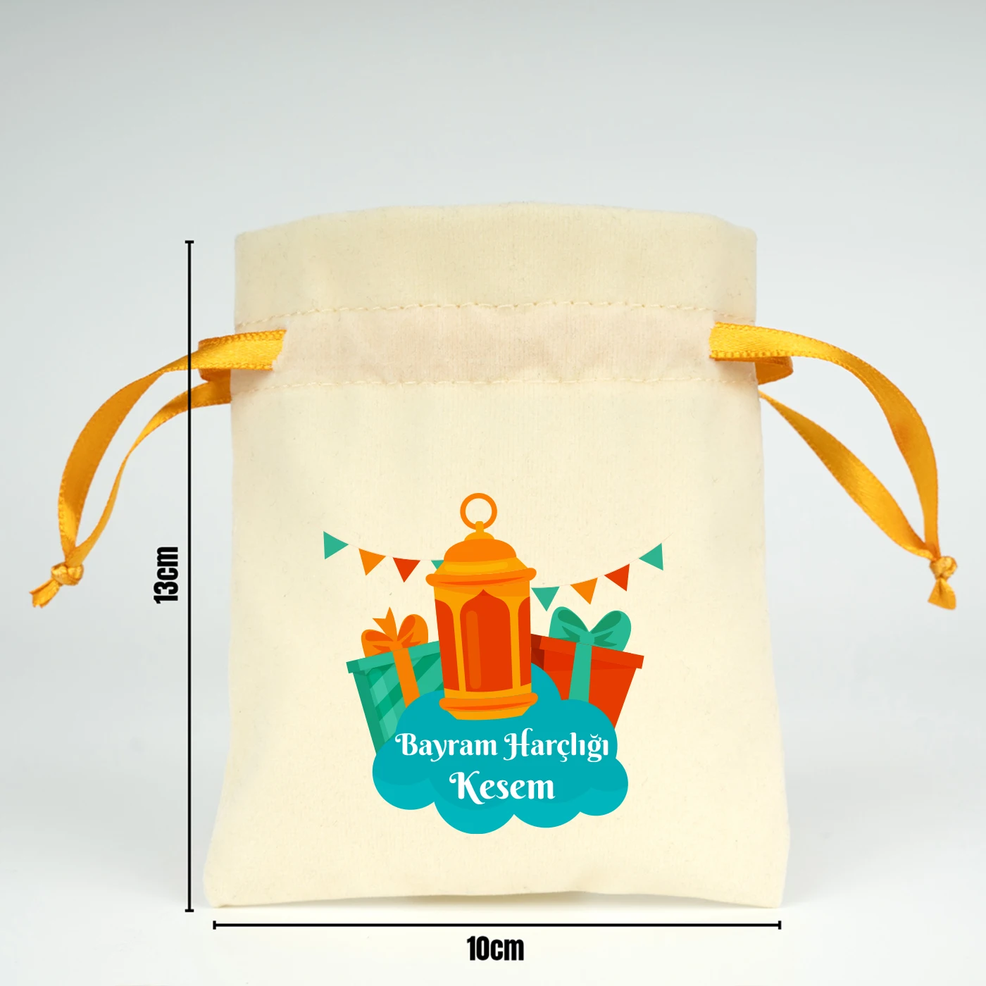 10x13 cm ölçülerinde, turuncu büzgü ipli, çocuk figürlü ‘İyi Bayramlar – Bayram Kesem’ bez harçlık kese baskılı
