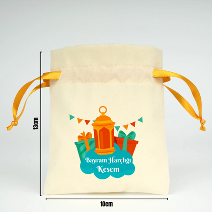 10x13 cm ölçülerinde, turuncu büzgü ipli, çocuk figürlü ‘İyi Bayramlar – Bayram Kesem’ bez harçlık kese baskılı