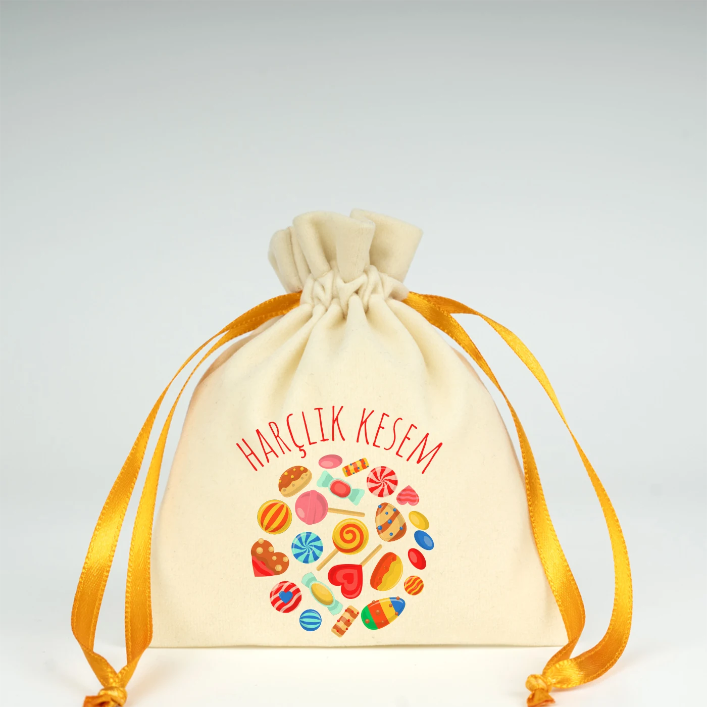 10x13 cm ölçülerinde, turuncu büzgü ipli, çocuk figürlü ‘İyi Bayramlar – Bayram Kesem’ baskılı bez harçlık kese