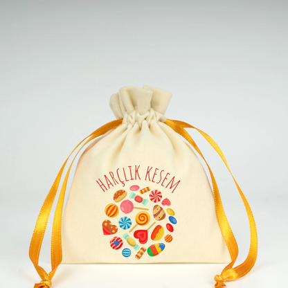 10x13 cm ölçülerinde, turuncu büzgü ipli, çocuk figürlü ‘İyi Bayramlar – Bayram Kesem’ baskılı bez harçlık kese