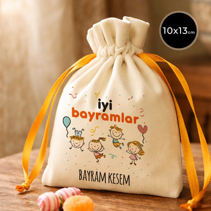 10x13 cm ölçülerinde, turuncu büzgü ipli, çocuk figürlü ‘İyi Bayramlar – Bayram Kesem’ baskılı bez harçlık kesesi