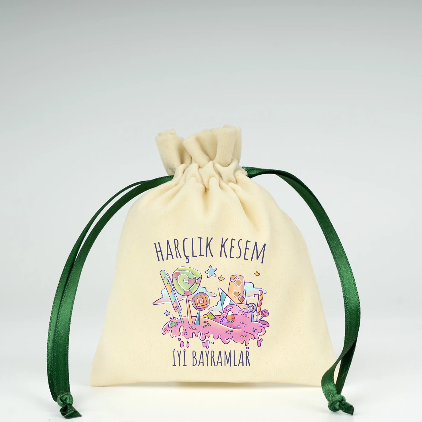 10x13 cm ölçülerinde, yeşil büzgü ipli, cami ve ay figürlü ‘Harçlık Kesesi’ baskılı bez harçlık kese