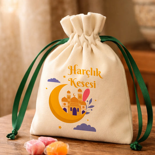 10x13 cm ölçülerinde, yeşil büzgü ipli, cami ve ay figürlü ‘Harçlık Kesesi’ baskılı bez harçlık kesesi