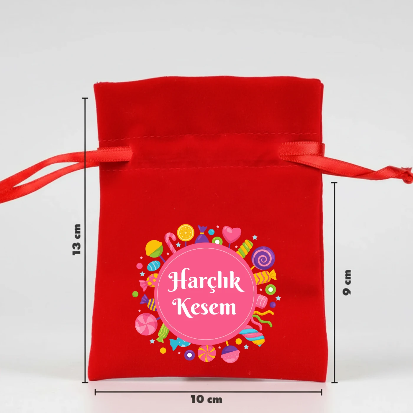 10x13 cm ölçülerinde, kırmızı kadife gül kese; fener ve hediye illüstrasyonlu ‘Bayram Harçlığı Kesem’ baskılı harçlık kesesi bayram