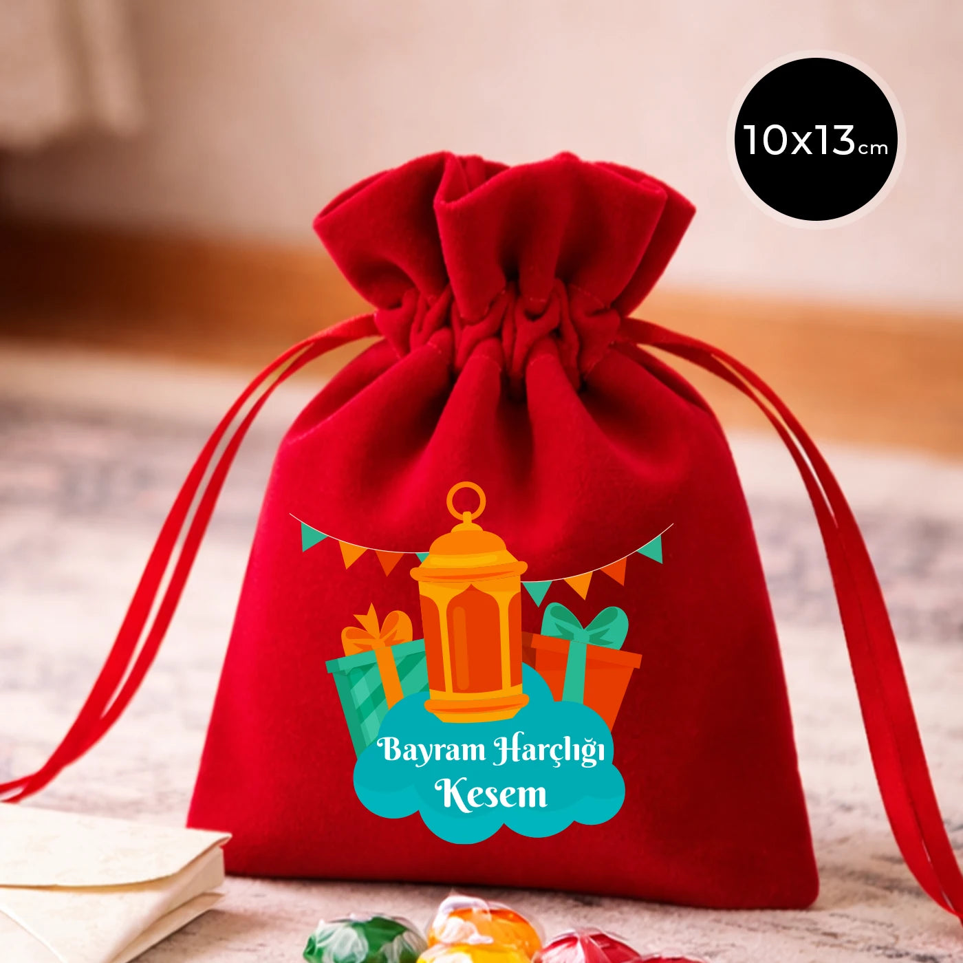 10x13 cm ölçülerinde, kırmızı kadife gül kese; fener ve hediye illüstrasyonlu ‘Bayram Harçlığı Kesem’ baskılı bayram harçlık kesesi