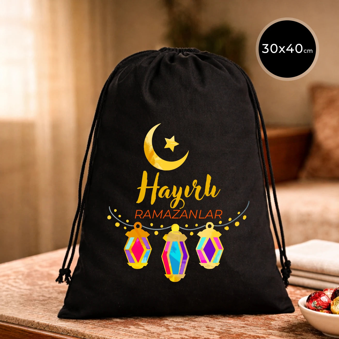 30x40 cm siyah büzgülü bez kese, ay-yıldız ve fener desenli “Hayırlı Ramazanlar” yazılı Ramazan kese