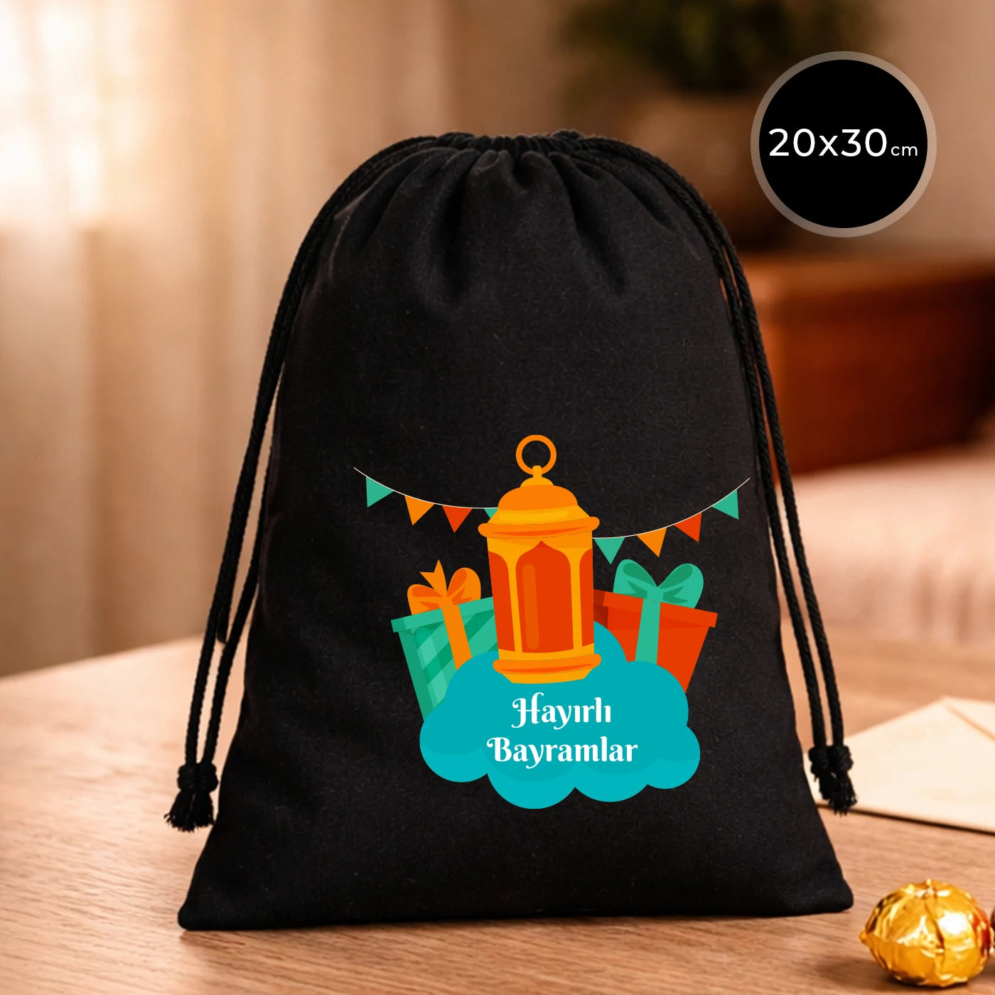 Bayram çantası 20x30 cm siyah kumaş kese, ip büzgülü, fenerli ve hediye kutulu “Hayırlı Bayramlar” baskı