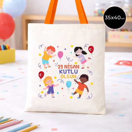35x40 cm ham bez çanta üzerinde “23 Nisan Kutlu Olsun” yazısı, balonlu ve konfeti detaylı çocuk illüstrasyonları bulunan, turuncu kulplu 23 Nisan temalı bez çanta.