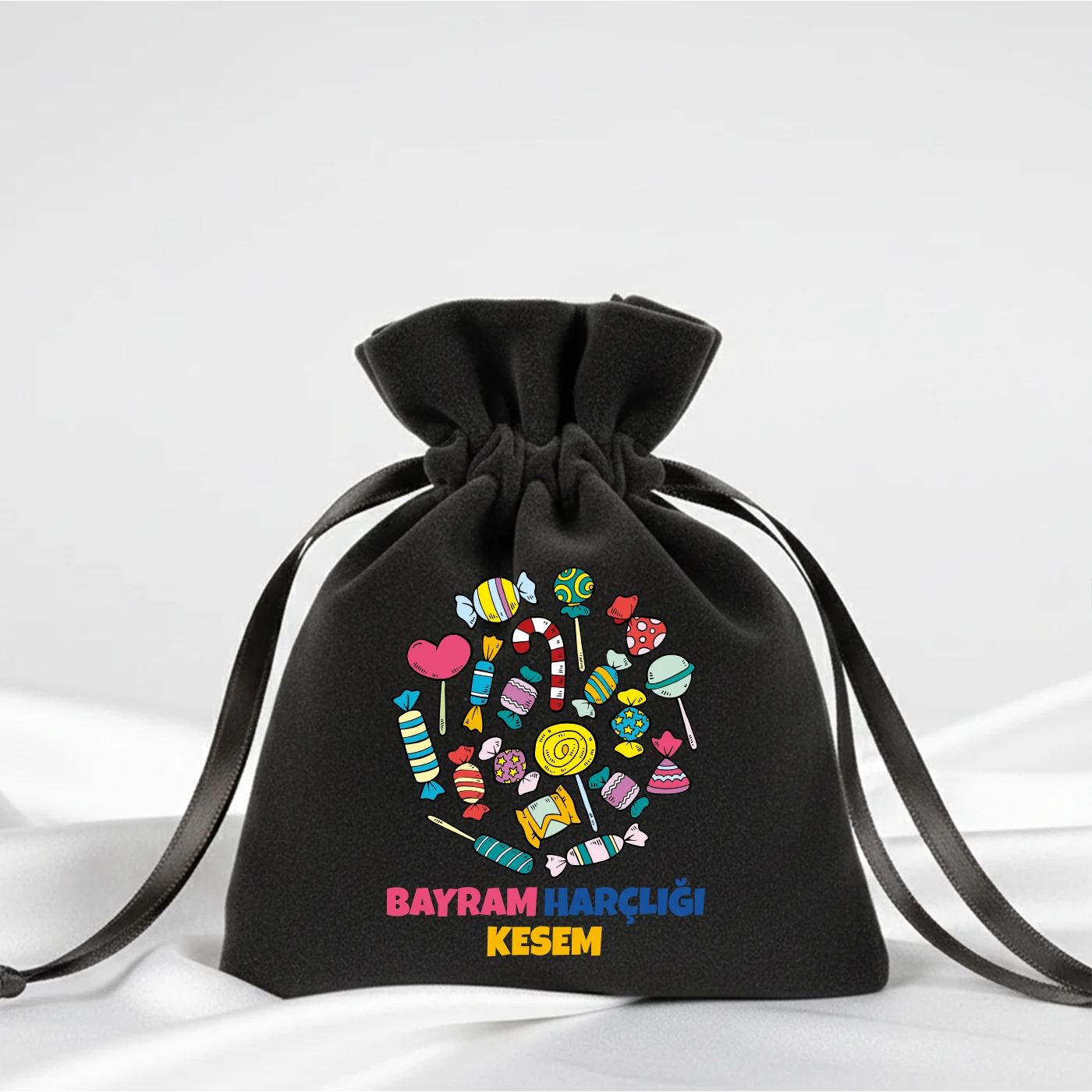 10x13 cm koyu gri kadife gül kese, siyah kurdeleli büzgülü ağız, cami ve hilal desenli “Harçlık Kesesi” baskılı