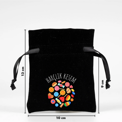 Siyah kadife büzgülü kese 10x13 cm, “Harçlık Kesesi” baskılı, renkli ev figürlü ve şeker motif harçlık kese