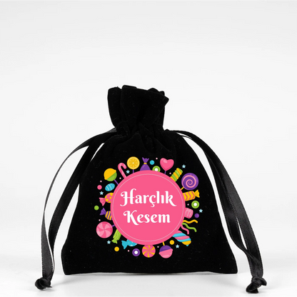 Siyah kadife büzgülü kese 10x13 cm, “Harçlık Kesesi” baskılı, renkli ev figürlü ve şeker motif harçlık kesesi