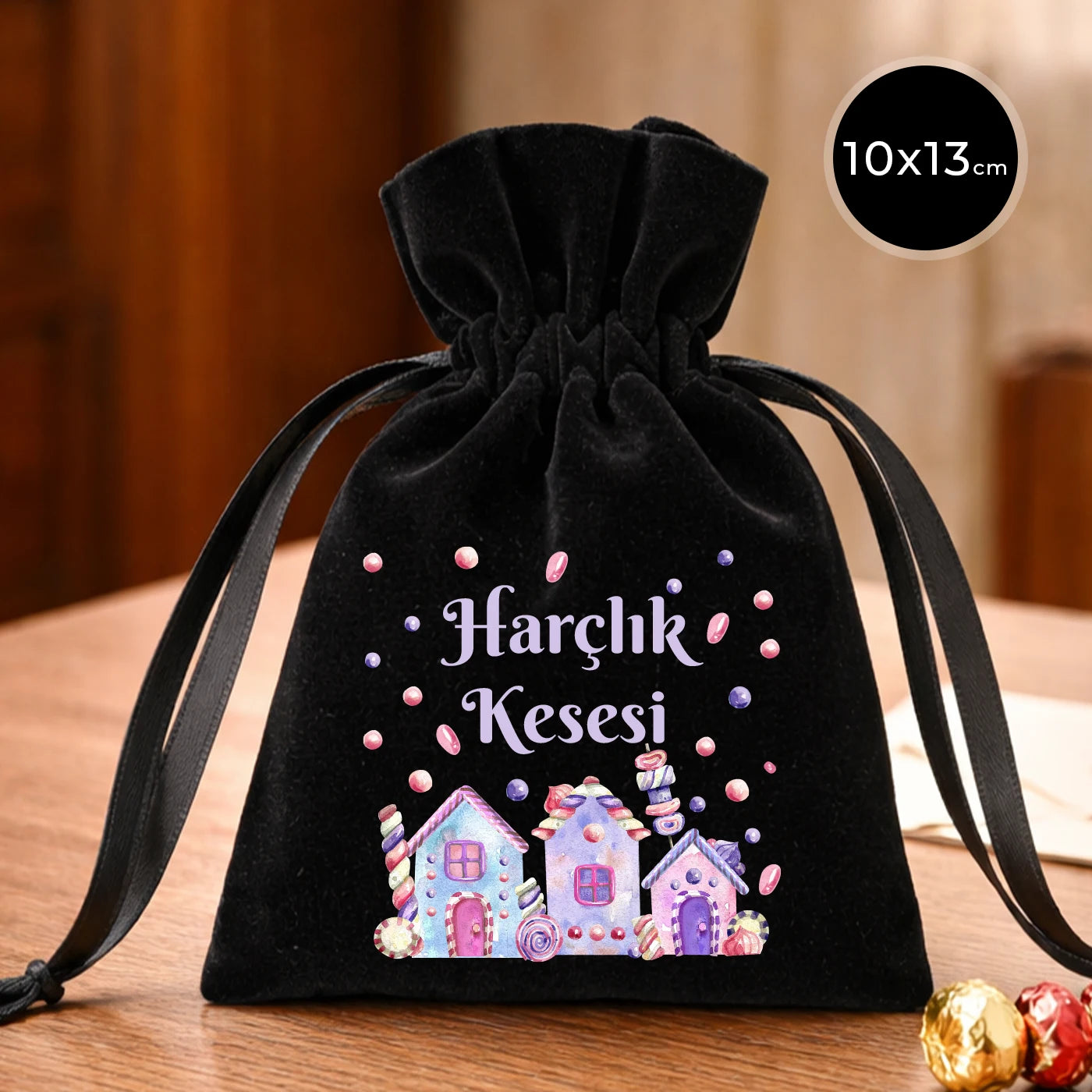 Siyah kadife büzgülü kese 10x13 cm, “Harçlık Kesesi” baskılı, renkli ev figürlü ve şeker motifli harçlık kese