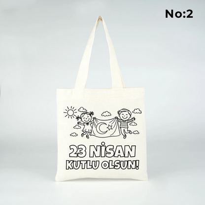 23x23 cm krem renkli bez çanta üzerinde boyamaya uygun “23 Nisan Kutlu Olsun” yazılı siyah beyaz baskı ve sınıf temalı arka plan