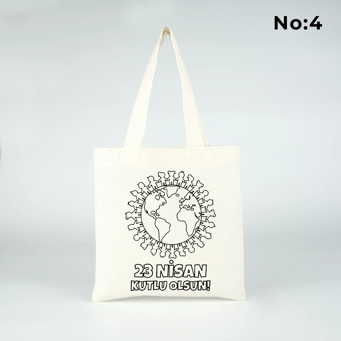 23x23 cm krem renkli bez çanta üzerinde boyamaya uygun “23 Nisan Kutlu Olsun” yazılı siyah beyaz baskı ve sınıf temalı arka plan
