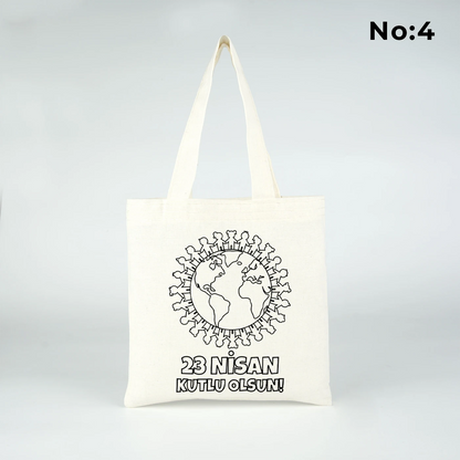 23x23 cm krem renkli bez çanta üzerinde boyamaya uygun “23 Nisan Kutlu Olsun” yazılı siyah beyaz baskı ve sınıf temalı arka plan