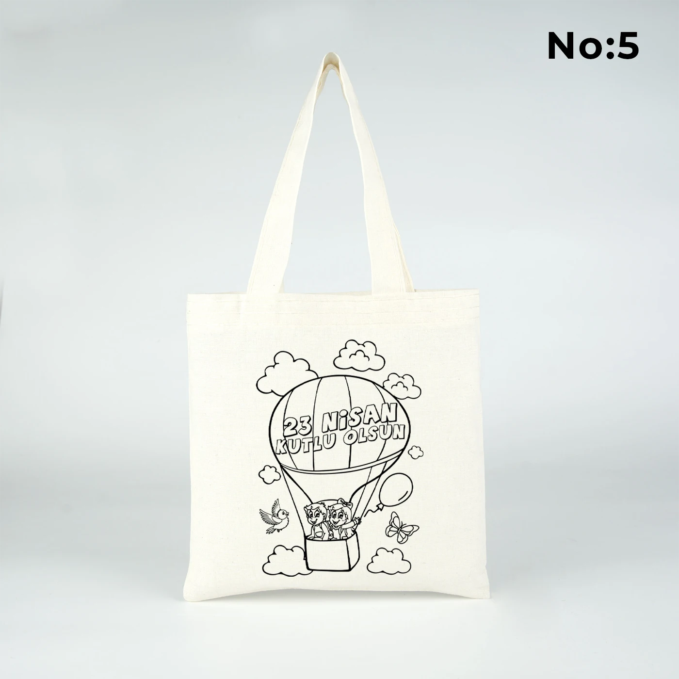 23x23 cm krem renkli bez çanta üzerinde boyamaya uygun “23 Nisan Kutlu Olsun” yazılı siyah beyaz baskı ve sınıf temalı arka plan