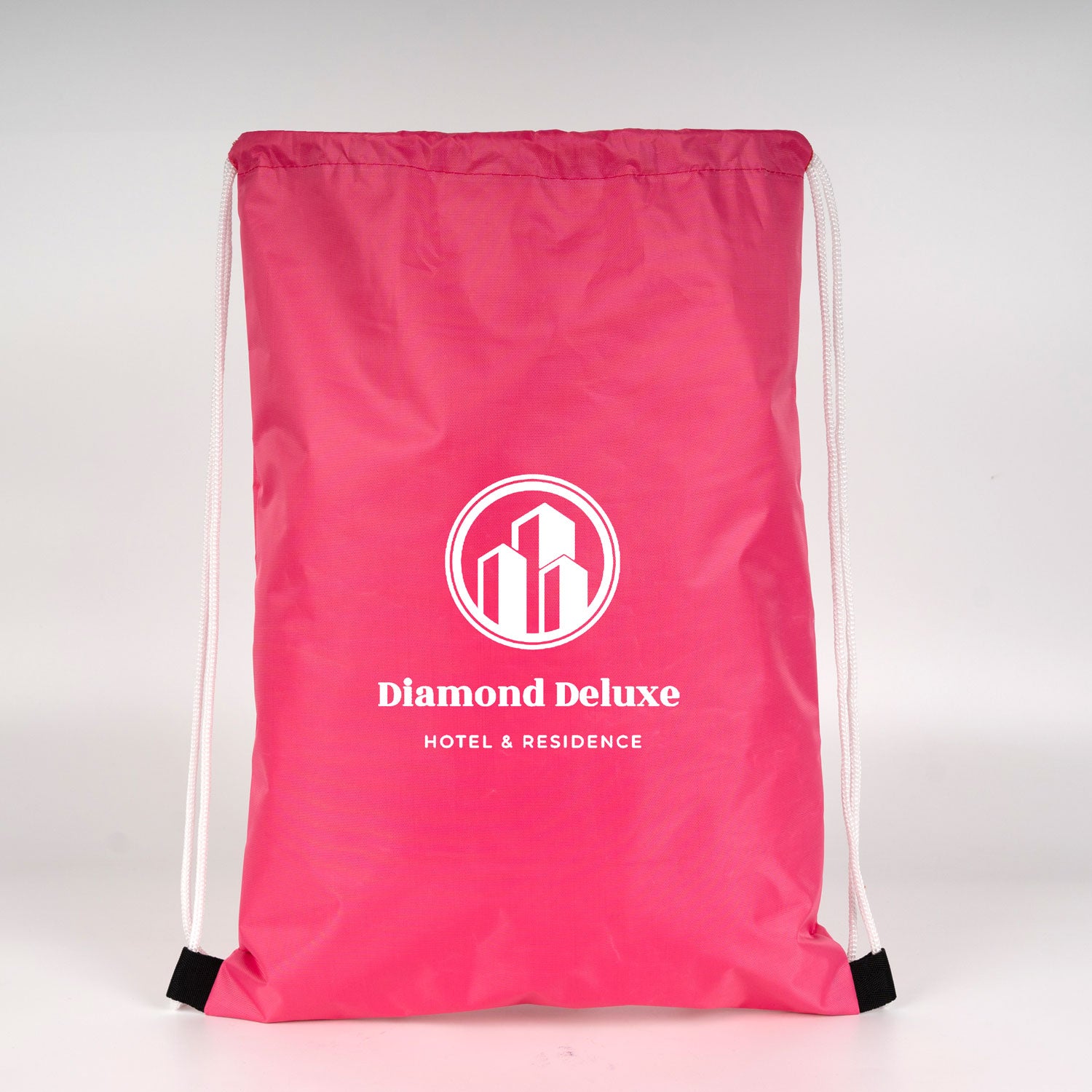 Hafif su damlalarıyla fuşya baskılı çanta, park, yürüyüş ve günlük kullanıma uygun.