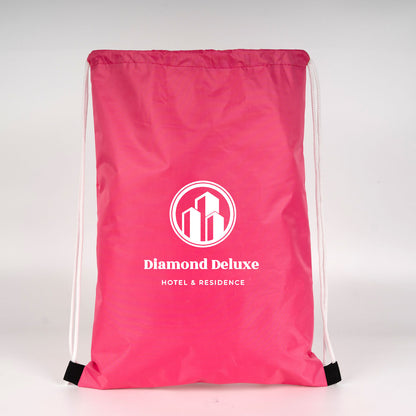 Hafif su damlalarıyla fuşya baskılı çanta, park, yürüyüş ve günlük kullanıma uygun.