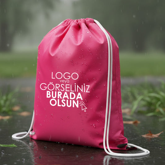 Su geçirmez fuşya büzgülü sırt çantası, 32x45 cm ölçülerinde, baskılı, günlük ve dış mekan kullanımı için ideal.