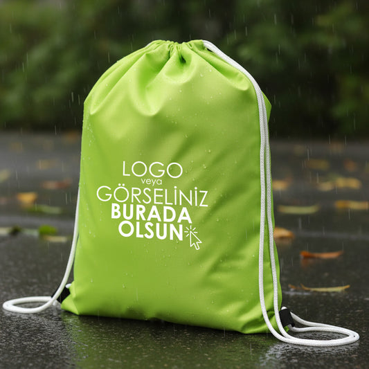 Su geçirmez neon fıstık yeşili büzgülü sırt çantası, 32x45 cm ölçülerinde, baskılı, günlük ve dış mekan kullanımı için ideal.
