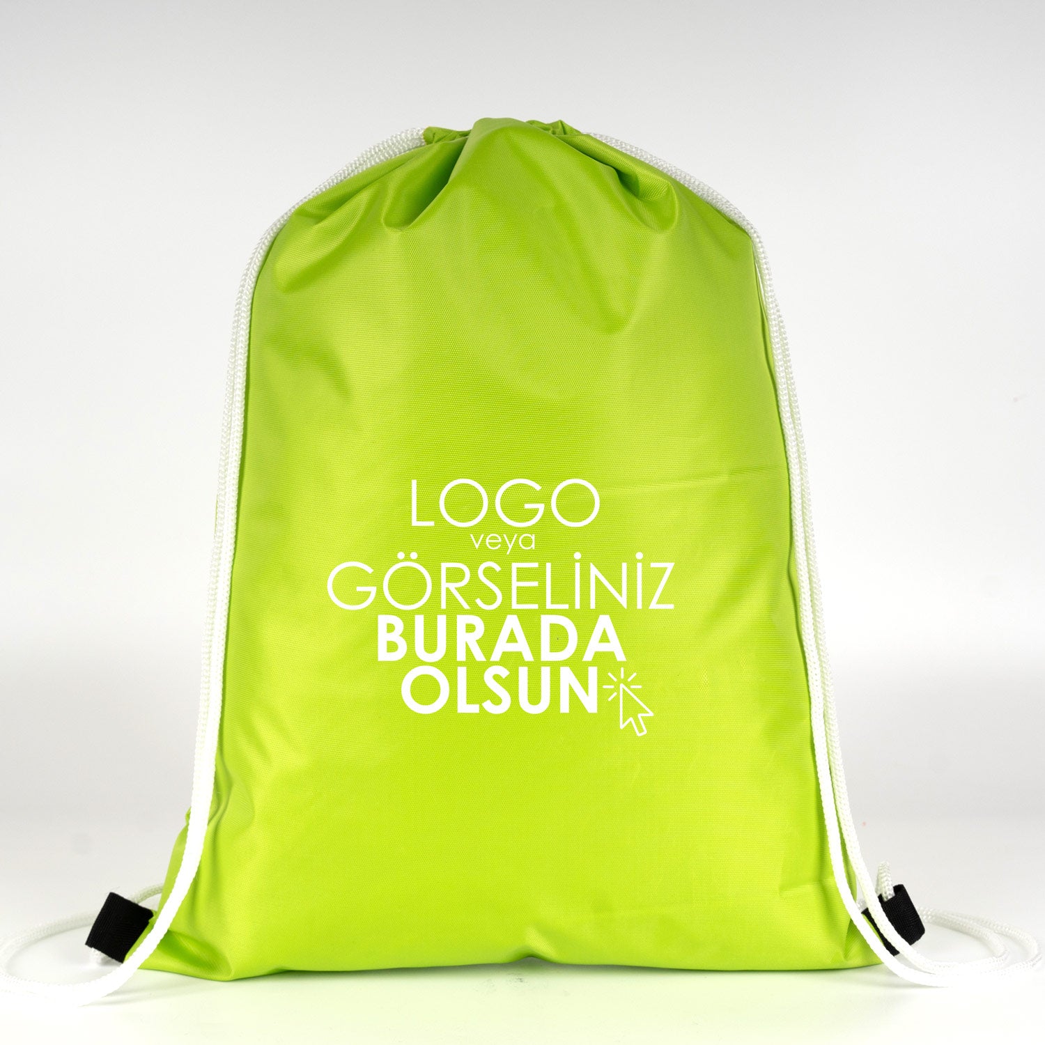 Beyaz ipli neon fıstık yeşili baskılı sırt çantası, modern tasarımı ve 45° açıyla duruşuyla dikkat çekiyor.