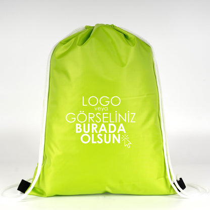 Beyaz ipli neon fıstık yeşili baskılı sırt çantası, modern tasarımı ve 45° açıyla duruşuyla dikkat çekiyor.