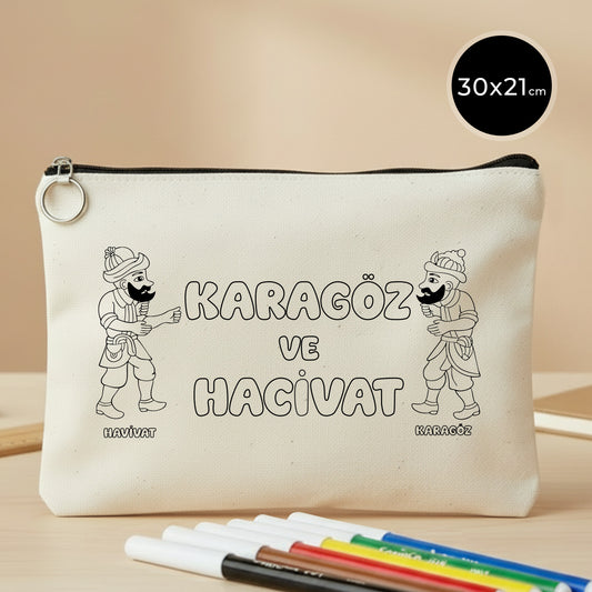 30x21 cm boyanabilir ham renk portföy çanta; pamuk kanvas kumaş üzerinde “Karagöz ve Hacivat” temalı çizgi baskı, fermuarlı ve halka detaylı clutch modeli; Bayram için hediyelik, harçlık & şeker kesesi alternatifi ve günlük kullanımda organizer/makyaj çantası olarak kullanılabilen bez portföy.
