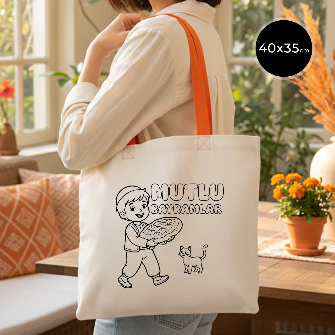 Boyanabilir 40x35 cm gabardin bez çanta; turuncu kulplu geniş günlük tote, doğal kumaş görünümünde, ön yüzünde “Mutlu Bayramlar” yazısı, elinde tepsi taşıyan çocuk ve kedi çizimi bulunan bayram harçlığı kesesi / bayram hediyelik çanta.