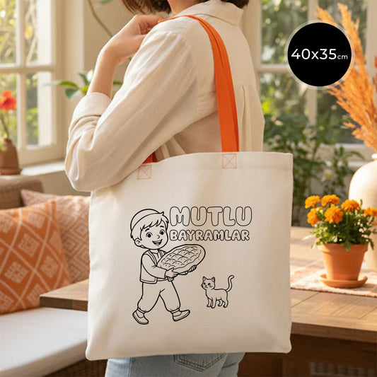 Boyanabilir 40x35 cm gabardin bez çanta; turuncu kulplu geniş günlük tote, doğal kumaş görünümünde, ön yüzünde “Mutlu Bayramlar” yazısı, elinde tepsi taşıyan çocuk ve kedi çizimi bulunan bayram harçlığı kesesi / bayram hediyelik çanta.