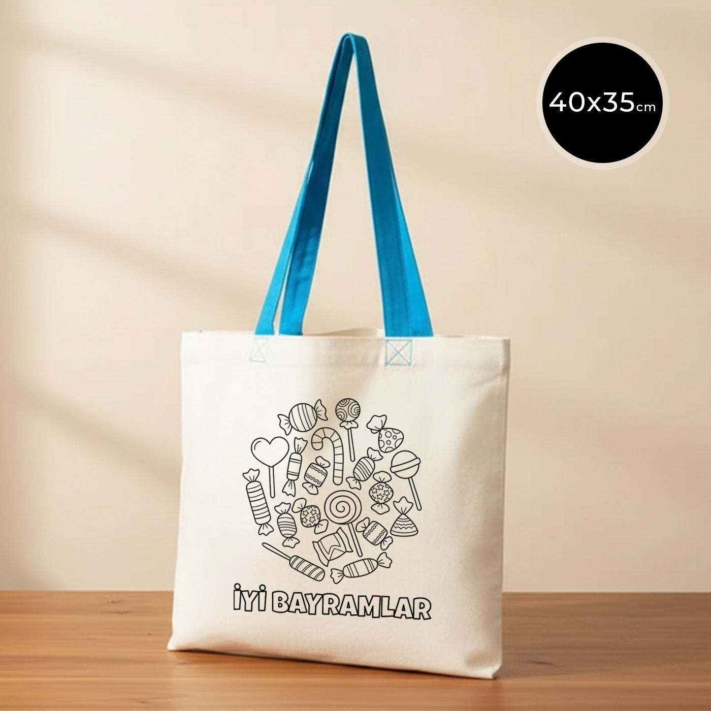 Boyanabilir 40x35 cm gabardin bez çanta; turkuaz kulplu geniş günlük tote, doğal ham renk kumaş üzerinde şekerleme/şeker çizimleri ve altında “İYİ BAYRAMLAR” yazısı bulunan bayram harçlığı kesesi – bayram hediyelik çanta.