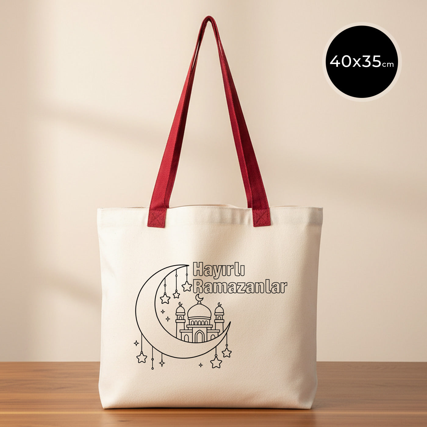 Boyanabilir 40x35 cm gabardin bez tote çanta; kırmızı uzun kulplu, ham renk kumaş üzerinde ay-yıldız detaylı cami çizimi ve “Hayırlı Ramazanlar” yazısı bulunan, günlük kullanım için uygun bayram harçlığı kesesi / hediyelik bez çanta.